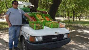 Los vecinos buscan ofertas en las redes. Foto Juan Thomes