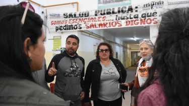 Los hospitalarios reclamaron y llevaron adelante una asamblea en Roca. foto: Juan Thomes.