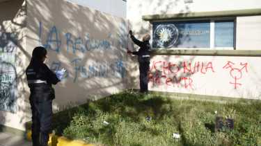 Los dos hombres escaparon por el paredón que da a calle Sarmiento, tras violentar las rejas de una celda. foto: Juan  Thomes.