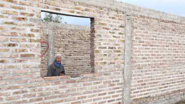 La mujer se encuentra acampando en el lugar por miedo a que le quiten el lote que adquierió hace más de 10 años. Foto: Juan Thomes.