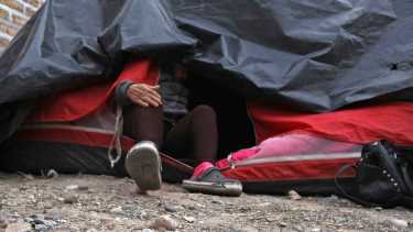 La mujer debía gatear para salir de la carpa. Foto: Juan Thomes.
