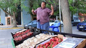Tres historias de esquina, en Roca: emprender en la calle para llevar comida al hogar