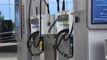 Playeros de distintas estaciones aseguran que de a poco se normaliza la problemática (Foto: archivo Juan Thomes)