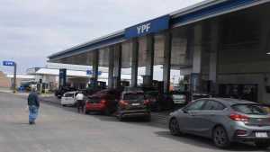 Escasez de combustibles: largas filas en estaciones de servicio en Roca y Regina