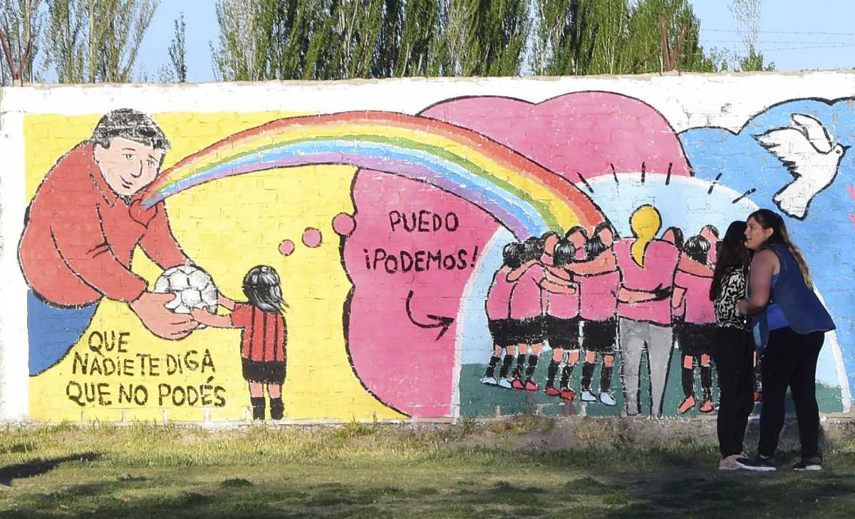 La historia del deporte barrial impresa en muros. Foto: Andres Maripe