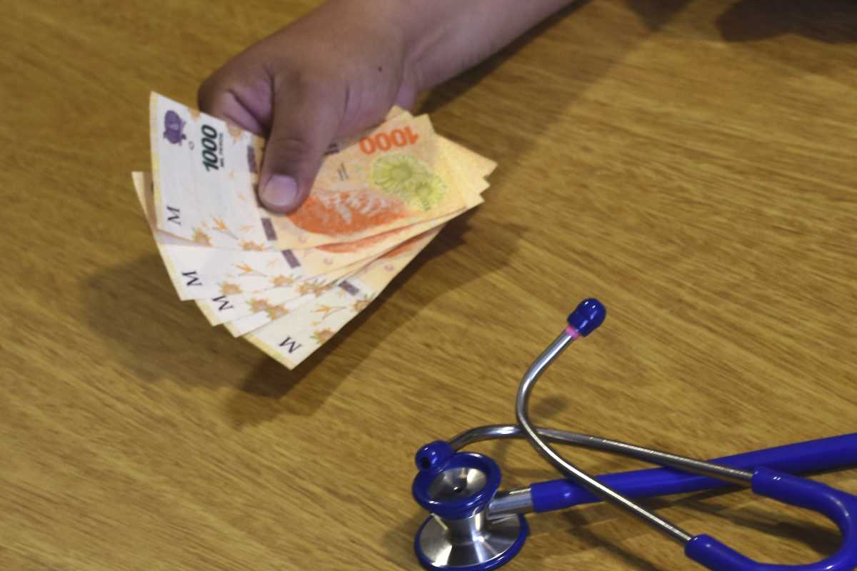 Desde la Federación Médica recomiendan el pago de un plus de hasta 8.500 pesos. Foto: Juan Thomes