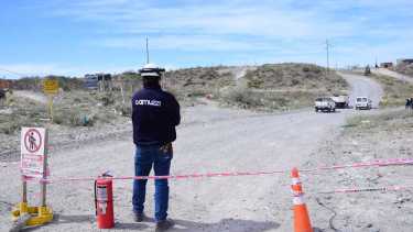 El equipo de Camuzzi está trabajando para cortar la presión del gasoducto. Foto: Andres Maripe.