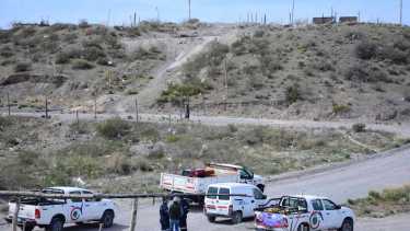 Video: Evacuan a vecinos de Roca luego de que una máquina vial rompiera un gasoducto