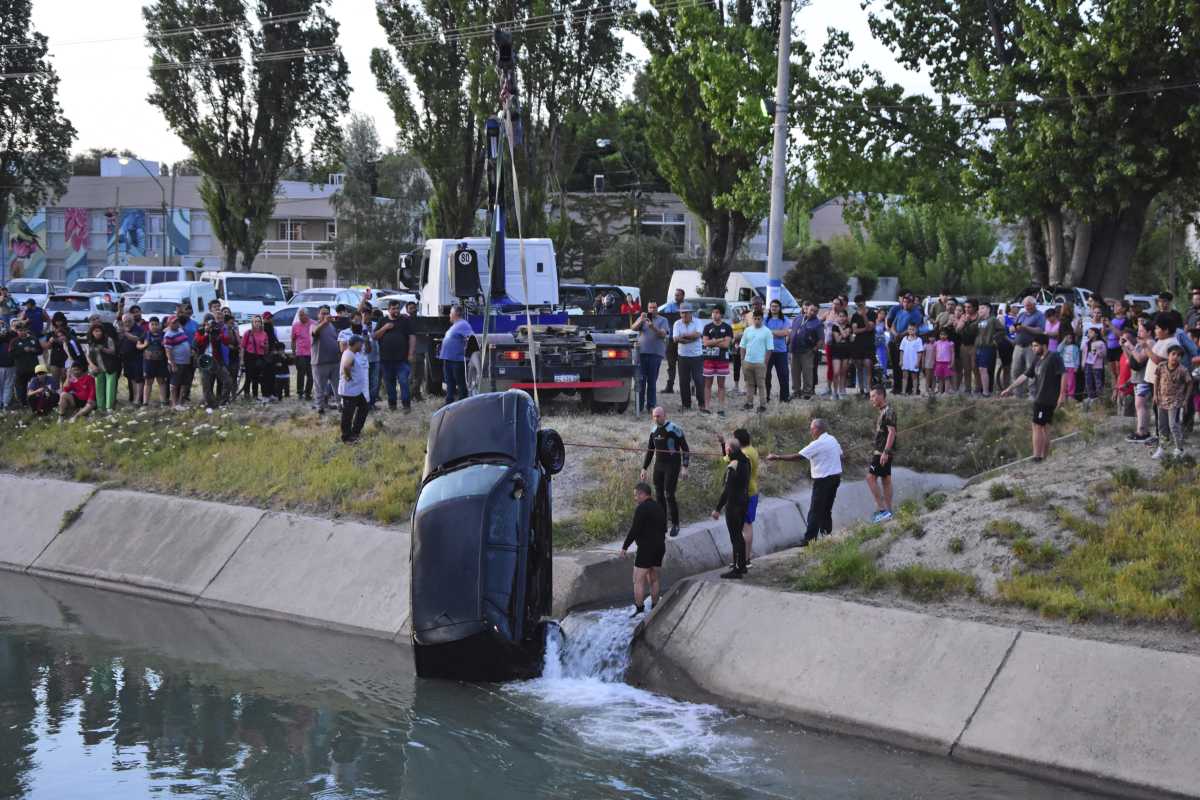 Cientos de personas llegaron al Canal Grande para presenciar el operativo. Foto Andrés Maripe