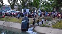 Imagen de VIDEO: A través de un operativo solidario sacaron un auto que había caído por un choque al canal en Roca