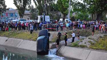 Cientos de personas llegaron al Canal Grande para presenciar el operativo. Foto Andrés Maripe