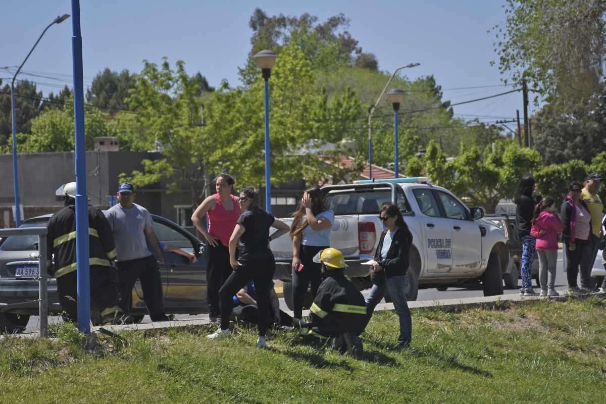 El siniestro vial ocurrió pasadas las 12:30 en la intersección de las calles Rosario de Santa Fe y Gelonch. foto: Juan Thomes.