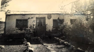 La escuela N°126 comenzó a funcionar el 1° de septiembre de 1943 con 33 niños. Hoy son tres. Foto: Gentileza Nancy Ancatruz, directora actual.