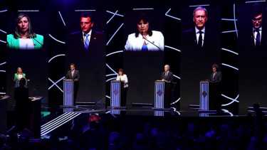 Massa, Schiaretti, Bregman, Bullrich y Milei son los cinco candidatos a presidente.  Foto: Tomas F. Cuesta, via AP)