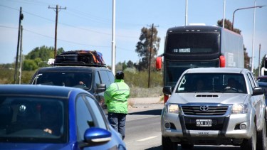Por la noche, se espera que aumente el tránsito en Senillosa, por el regreso del fin de semana extra largo. Foto: Matías Subat. 