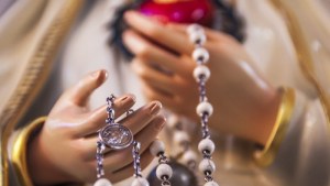 Fiesta de la Virgen del Rosario: Cuándo se celebra y cómo pedirle en oración