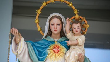 Todo en María es una invitación a amar a su hijo, Jesús.-