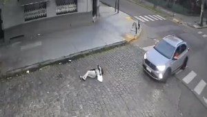 VIDEO | Insólito: atropelló a una enfermera en Adrogué, la dejó en la vereda y huyó