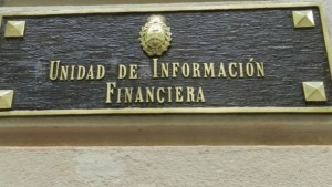 Multa multimillonaria a un agente de Bolsa que opera dólares MEP y CCL