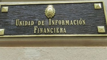 Multa multimillonaria a un agente de Bolsa que opera dólares MEP y CCL