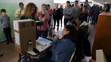 Aumenta con el pasar las horas la cantidad de votantes en la capital rionegrina. 
Foto: Marcelo Ochoa