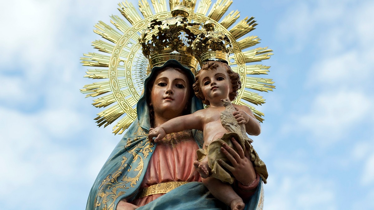 La Virgen del Pilar responde a quienes acuden a ella a pedir socorro.-