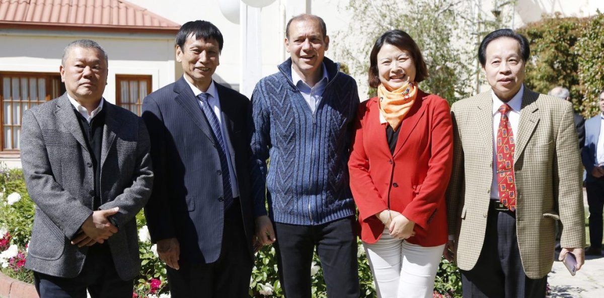 El gobernador Omar Gutiérrez recibió este lunes a empresarios chinos. Foto: gentileza. 