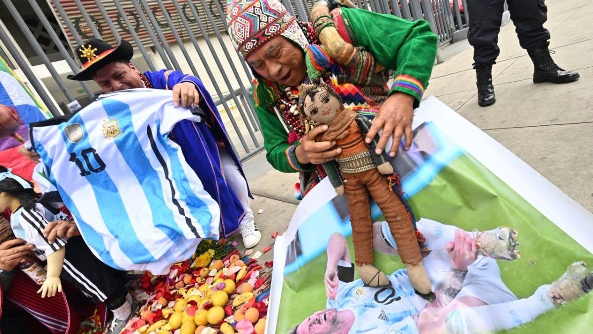 Chamanes peruanos hacen un insólito ritual para "frenar" a Messi: "Lo tenemos de cabeza".