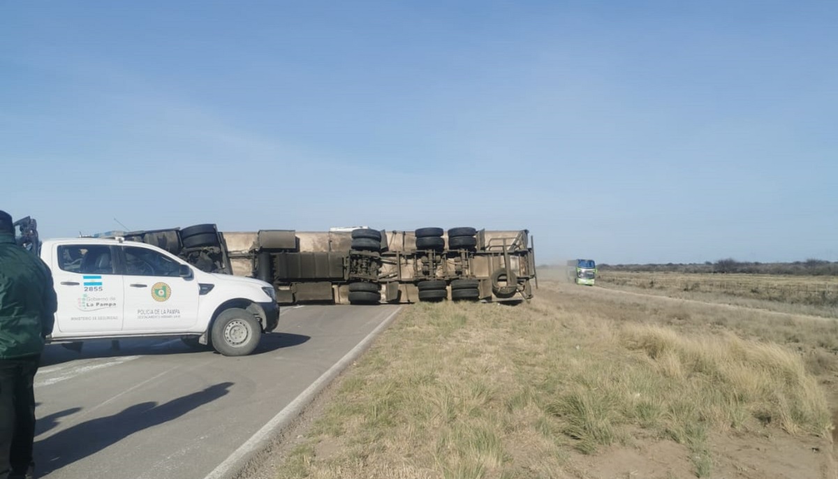 El camión volcó a unos 20 kilómetros de Río Colorado. (Gentileza)