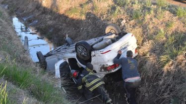 El auto en el que viajaban los dos jóvenes cayó dentro de un desagüe. 