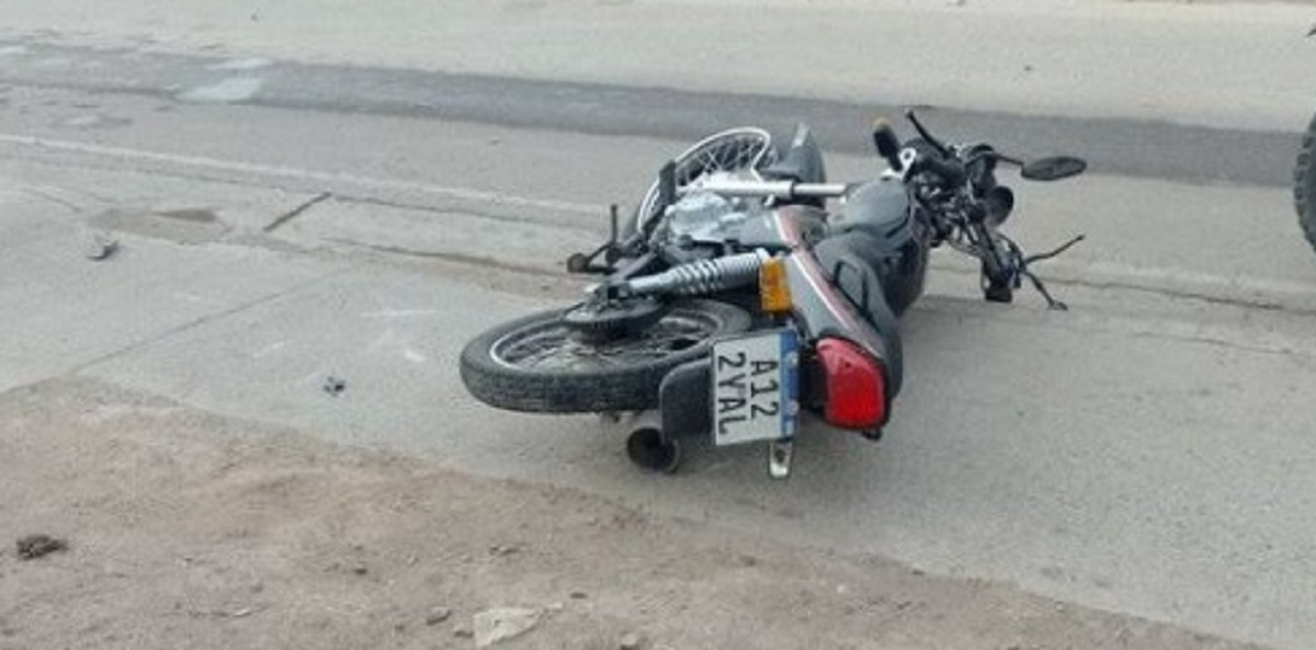 El hombre circulaba en la motocicleta que quedó tendida en el suelo, Oeste de Neuquén. Foto: Facebook. 