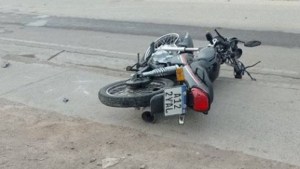 Murió tras perder el control de su motocicleta al querer esquivar dos postes, en Neuquén
