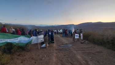 El desalojo de la familia tenía sentencia el miércoles y el jueves a la madrugada los crianceros de la zona se movilizaron al campo (gentileza)