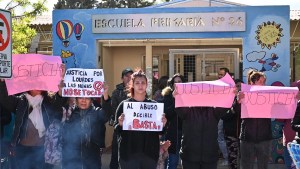 Video: Protesta por denuncia de abuso en una escuela primaria de Cipolletti