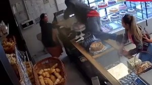Violento robo en una panadería de Cipolletti: en segundos se llevaron la caja registradora