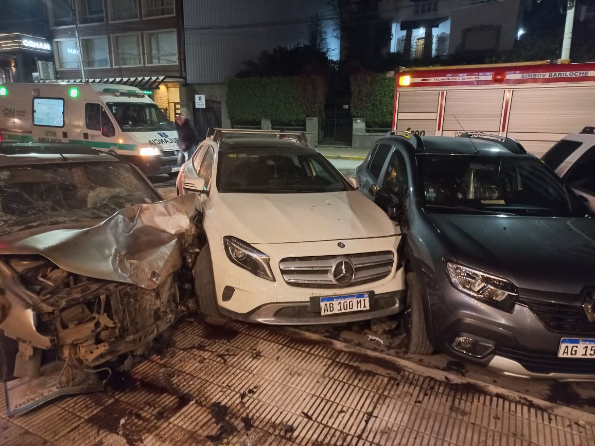 Dos automóviles impactaron de manera frontal en la calle San Martín, a metros del casino de Bariloche y afectaron tres vehículos estacionados. Foto: Gentileza
