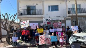 Se movilizaron en Rincón de los Sauces angustiados por las denuncias de abusos en un jardín