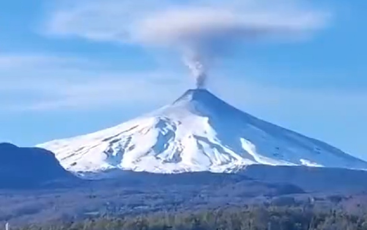 El volcán Villarrica se mantiene en alerta naranja, confirmaron las autoridades trasandinas. Foto: Gentileza. 