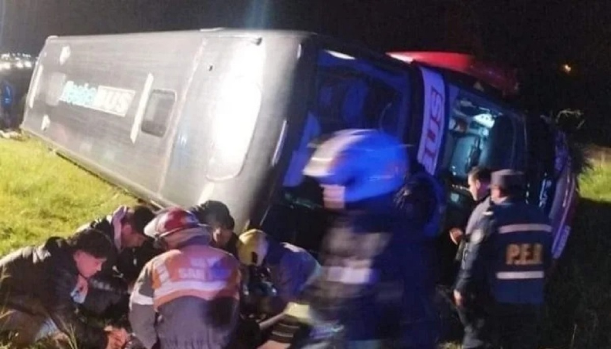 El vuelco ocurrió este martes por la noche, cuando el contingente regresaba de Bariloche. Foto: Gentileza El Litoral. 