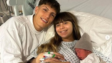 La joven pareja compartió el nacimiento de su hijo en redes. Foto: Captura. 