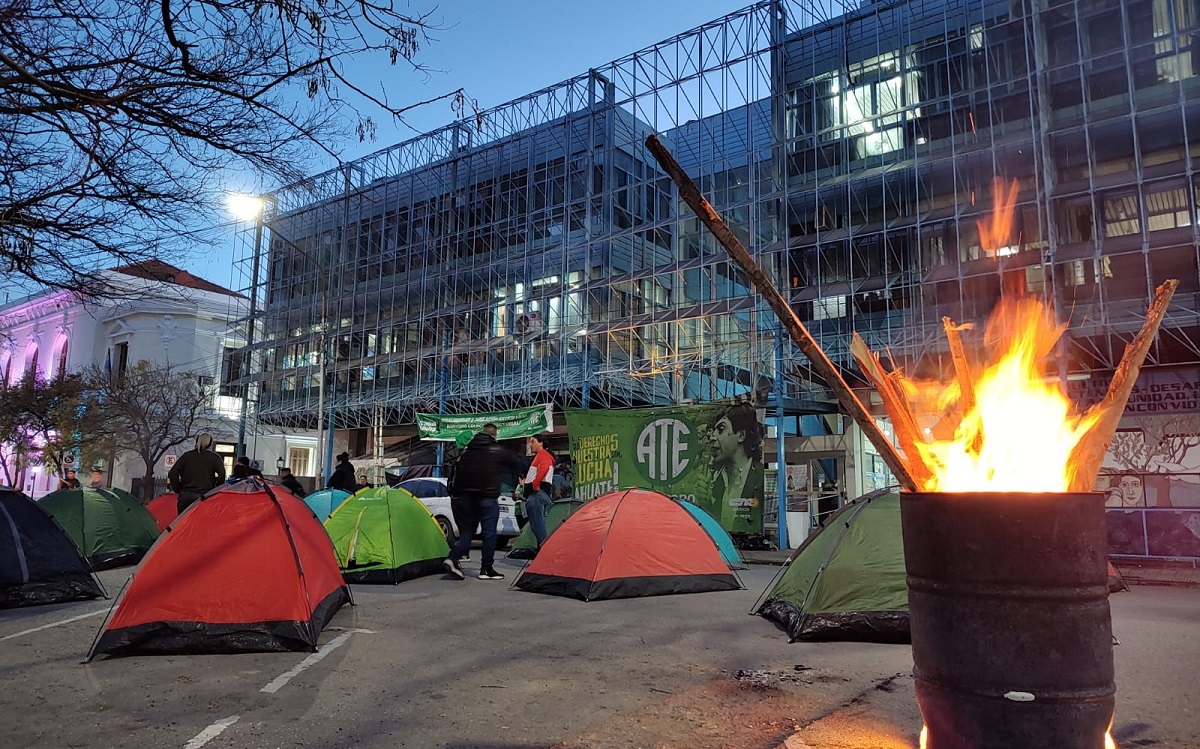 En las primeras horas de la noche, ATE armó un acampe frente al ministerio de Salud en la capital rionegrina.