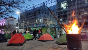 Paro en los hospitales de Río Negro: ATE acampa frente al Ministerio de Salud en Viedma