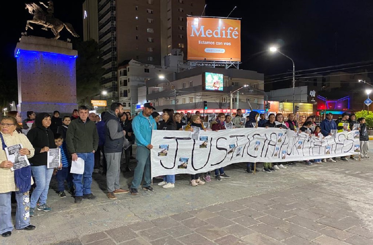 La movilización comenzó a las 20, en las inmediaciones del monumento a San Martín. Foto: Gentileza. 