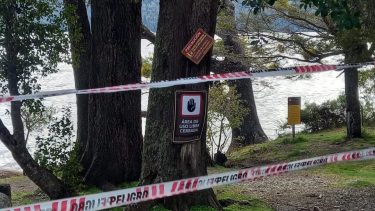 Parques nacionales colocó cintas y carteles que indican que las áreas de uso público de la costa del Mascardi no están habilitadas. Gentileza