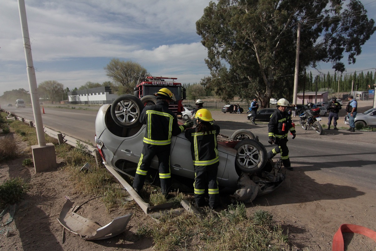 Impactante: un auto perdió el control y volcó sobre la Ruta 7 en ...