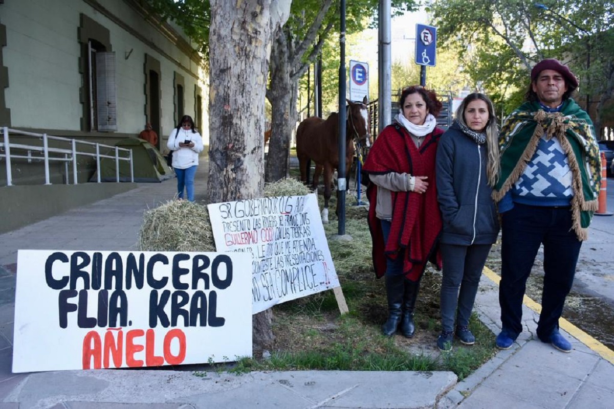 El reclamo de Ernesto Kral en la Casa de Gobierno de Neuquén. Foto: Matías Subat. 