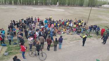 Los futbolistas del club realizarán un entrenamiento masivo afuera del Concejo Deliberante de Cinco Saltos. (Foto: Gentileza)