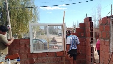 Familias de 14 barrios recibieron la entrega de materiales para finalizar su vivienda. Foto: Gentileza.