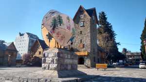 En el Día de la Diversidad Cultural, un enorme cultrún cubre el monumento a Roca en Bariloche