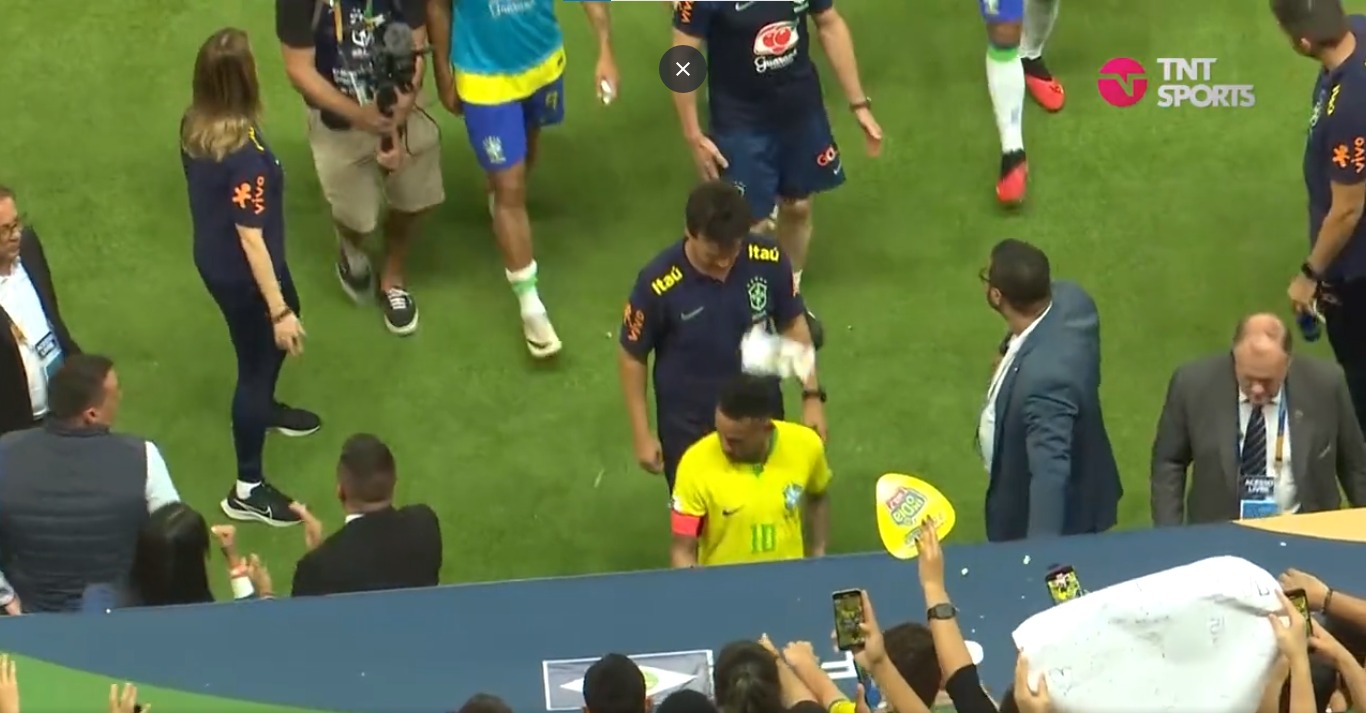 Al término del encuentro con Venezuela los hinchas agredieron a Neymar.
